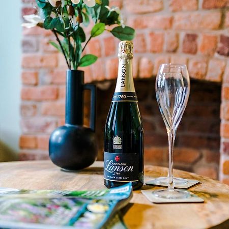 New! Gorgeous 2-Bed Home In Chester City Centre By 53 Degrees Property - Incredible Location, Ideal For Small Groups - Sleeps 6! Bagian luar foto