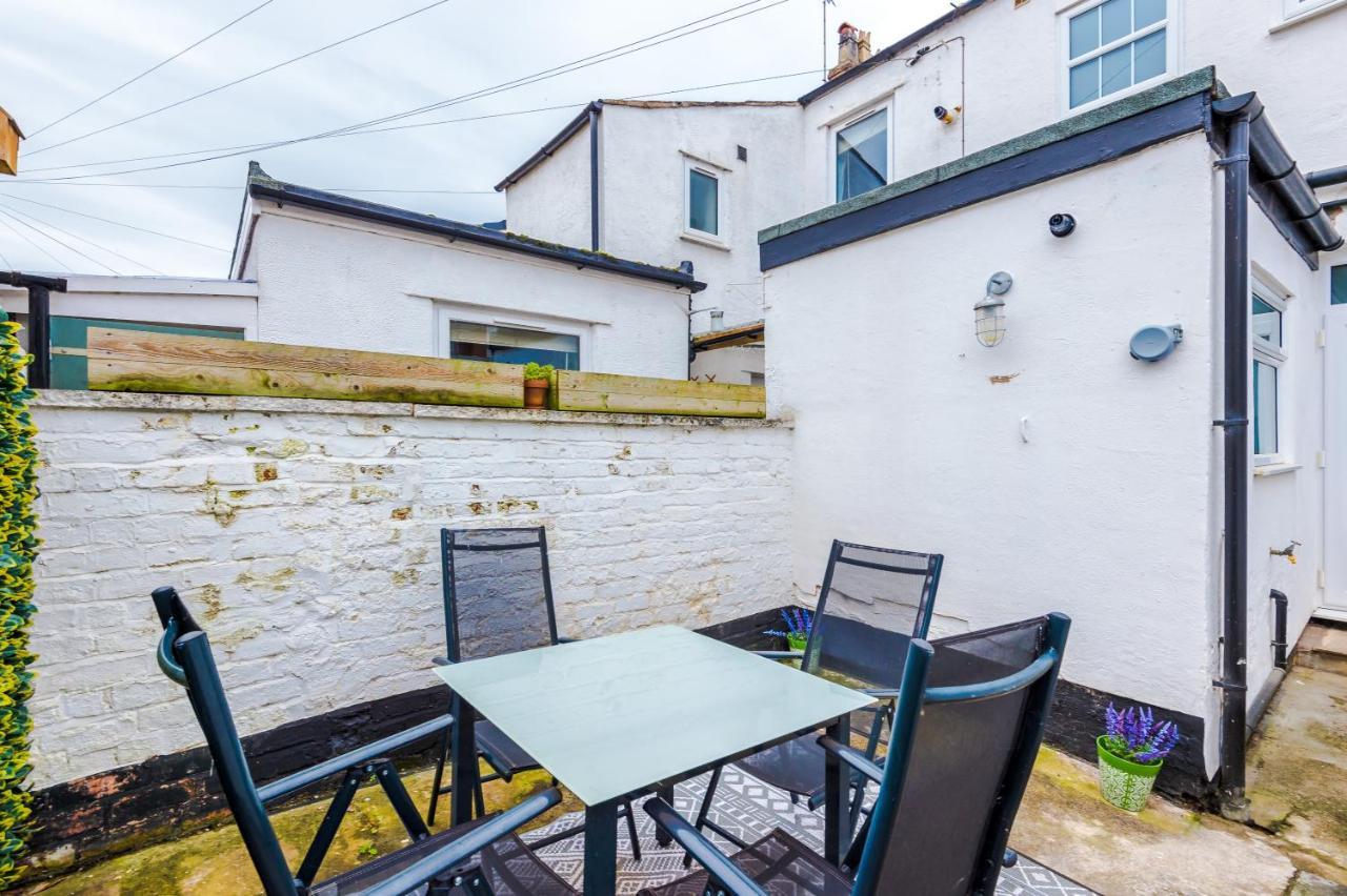 New! Gorgeous 2-Bed Home In Chester City Centre By 53 Degrees Property - Incredible Location, Ideal For Small Groups - Sleeps 6! Bagian luar foto