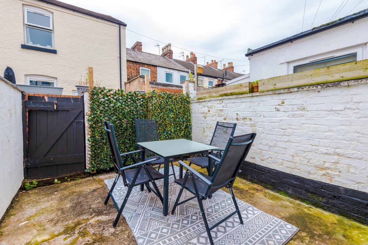 New! Gorgeous 2-Bed Home In Chester City Centre By 53 Degrees Property - Incredible Location, Ideal For Small Groups - Sleeps 6! Bagian luar foto