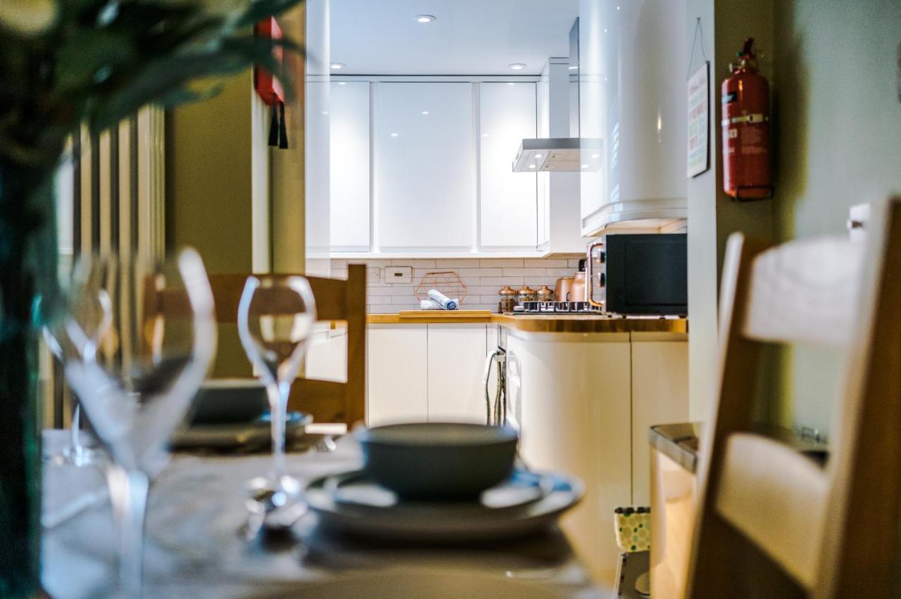 New! Gorgeous 2-Bed Home In Chester City Centre By 53 Degrees Property - Incredible Location, Ideal For Small Groups - Sleeps 6! Bagian luar foto