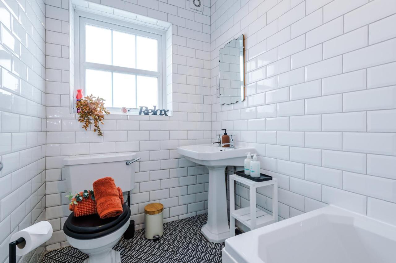 New! Gorgeous 2-Bed Home In Chester City Centre By 53 Degrees Property - Incredible Location, Ideal For Small Groups - Sleeps 6! Bagian luar foto