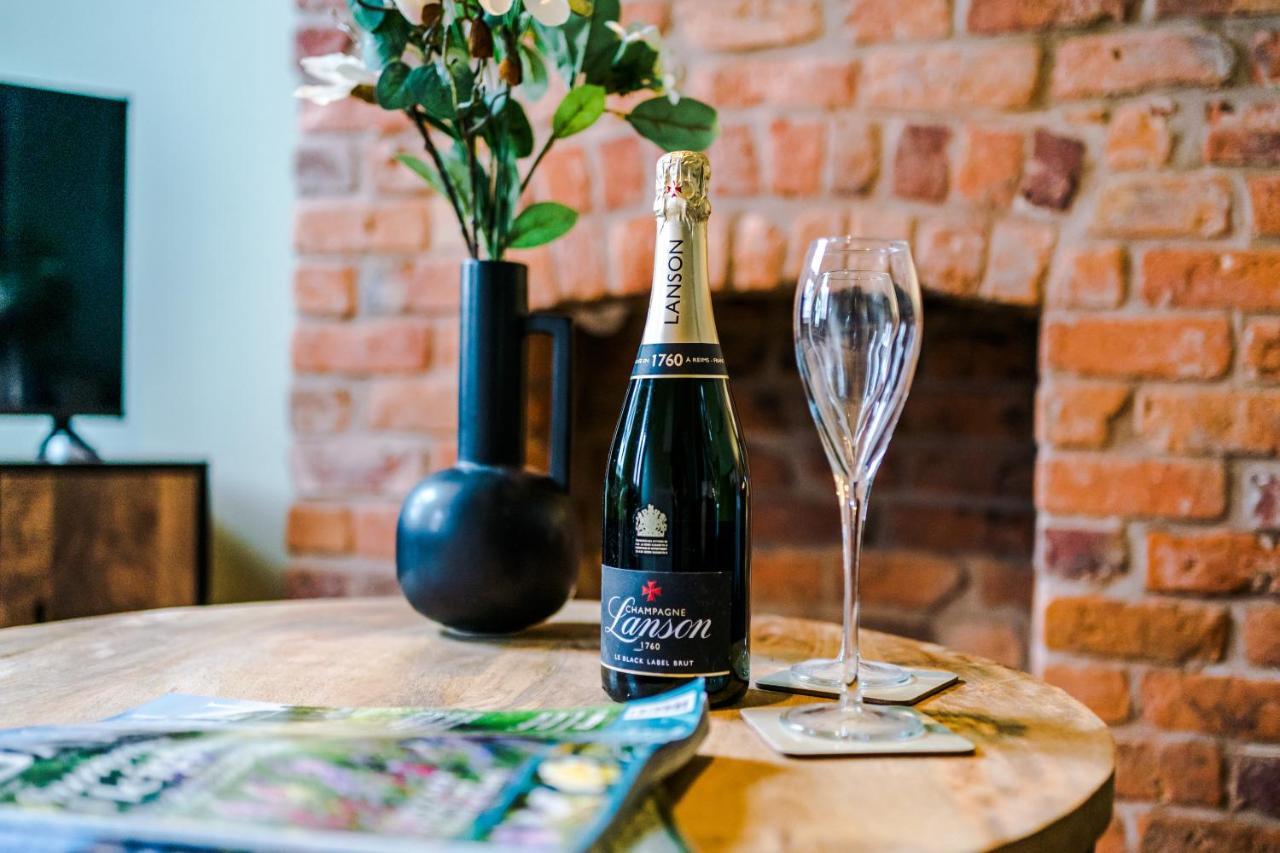 New! Gorgeous 2-Bed Home In Chester City Centre By 53 Degrees Property - Incredible Location, Ideal For Small Groups - Sleeps 6! Bagian luar foto